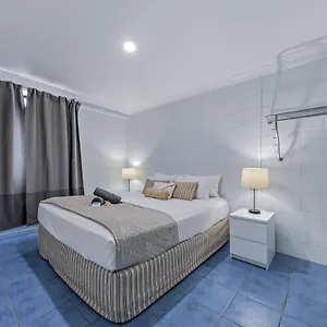 https://airlie-sun-sand-accommodation-5.queenslandhotels.net